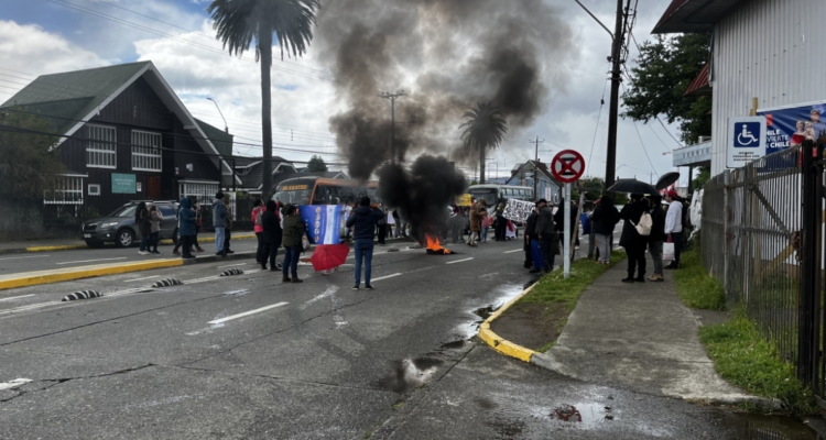 Comité de vivienda protestando frente a Serviu Los Ríos