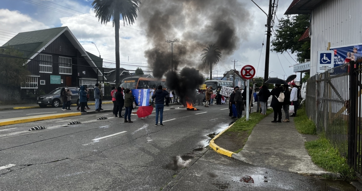 Comité de vivienda protestando frente a Serviu Los Ríos