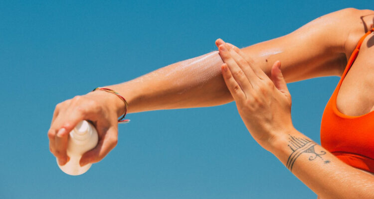 Cómo usar adecuadamente el protector solar para cuidar tu piel este verano