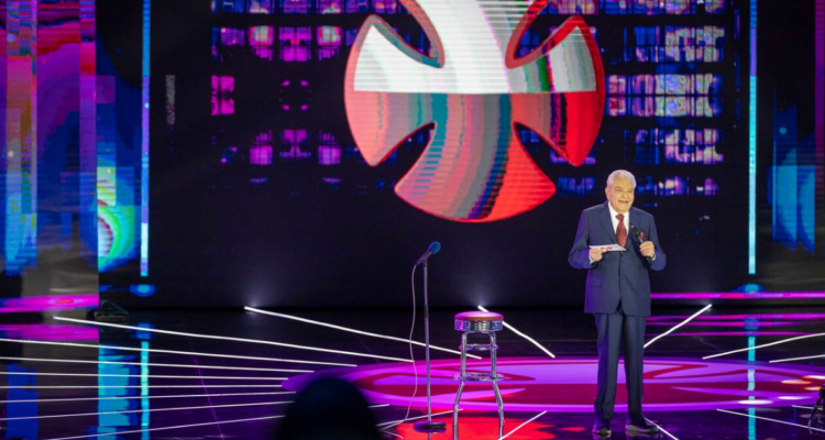 Don Francisco animando la Teletón 2024 en referencia a nuevo computo