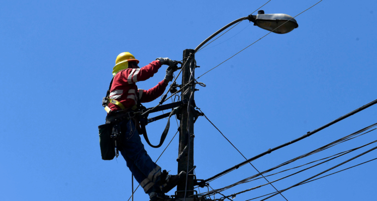 Conductor ebrio dejó a 750 familias sin luz tras chocar un poste en Castro: ya se repuso el suministro