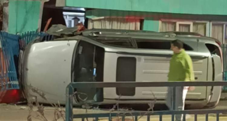Conductor se fuga tras volcar y destruir vivienda en Punta Arenas