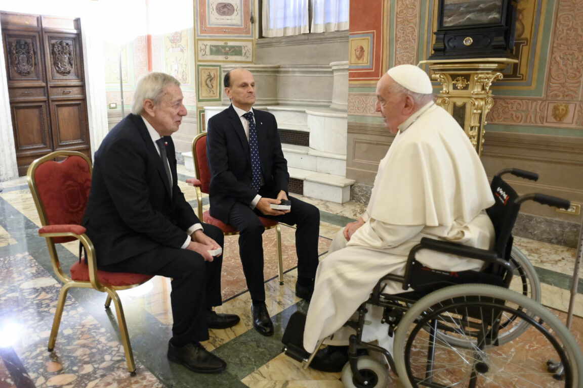 El Papa con el canciller Alberto van Klaveren y el embajador argentino ante la Santa Sede, Pablo Beltramino 