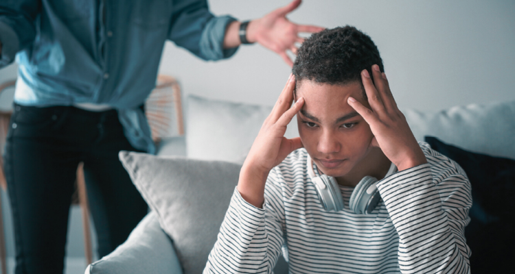 Consejos para tener una comunicación efectiva con un hijo adolescente, según una experta