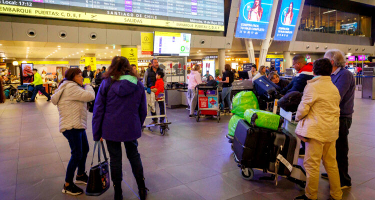 Contraloría oficia a Concesiones del MOP por problemas y extensas esperas en el Aeropuerto de Santiago