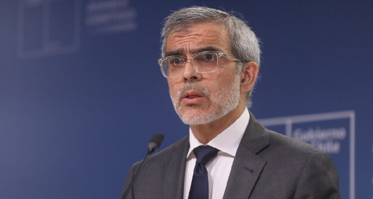 Cordero sostiene que abogado de Boric siguió denuncia con los “mecanismos” regulares