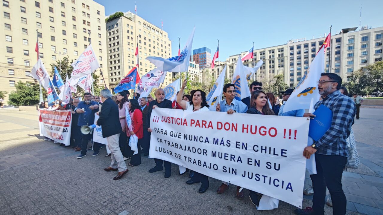 Trabajadores manifestándose en La Moneda