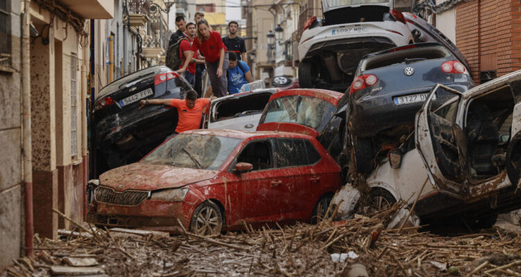Suben a 210 las víctimas por temporal en España: mujer fue rescatada tras 3 días atrapada en un auto
