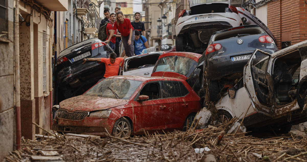 Suben a 210 las víctimas por temporal en España: mujer fue rescatada tras 3 días atrapada en un auto