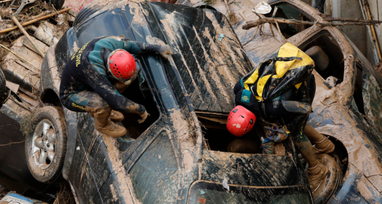 “Sálvate tú, porque yo no podré salir”: el desgarrador relato de padre e hijo por temporal en España