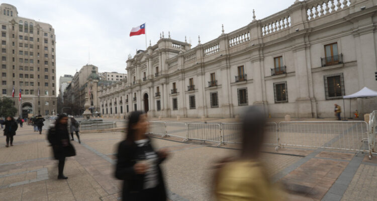 Denuncia de acoso sexual y laboral en La Moneda terminó con millonario acuerdo para evitar demanda