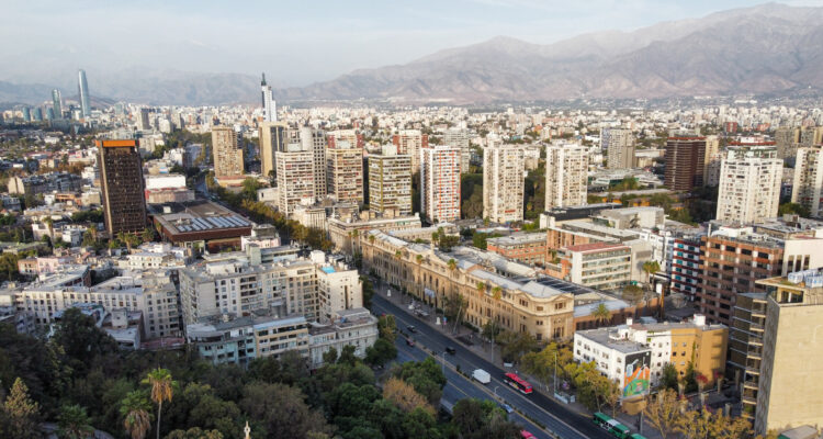 Reportan que precios de ventas y arriendos de viviendas en la RM caen a nivel más bajo desde 2020