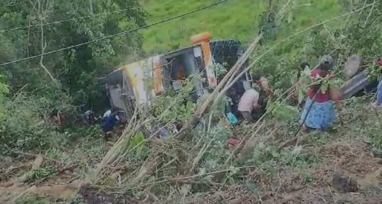 Al menos 7 muertos y 30 heridos tras desbarranque de bus que trasladaba escolares en Perú