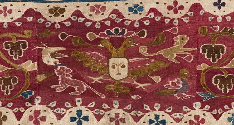 Detalle de Lliklla, manta femenina con motivos de máscaras, plantas, animales y jarrones (Perú, siglo XVIII). Museo Precolombino.