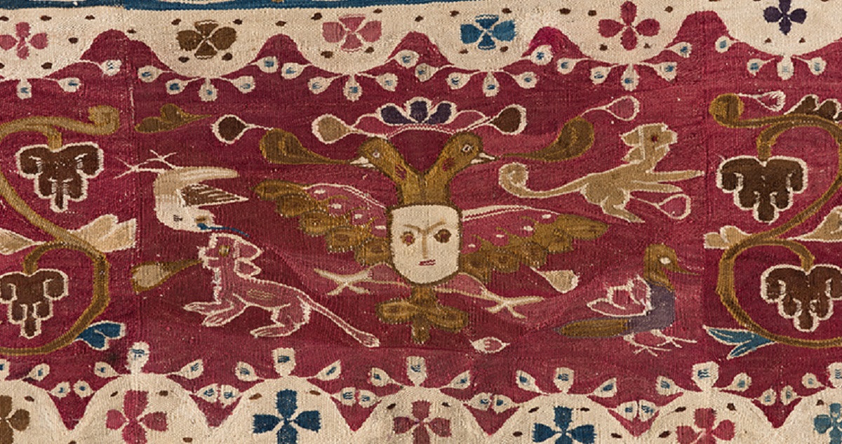 Detalle de Lliklla, manta femenina con motivos de máscaras, plantas, animales y jarrones (Perú, siglo XVIII). Museo Precolombino.