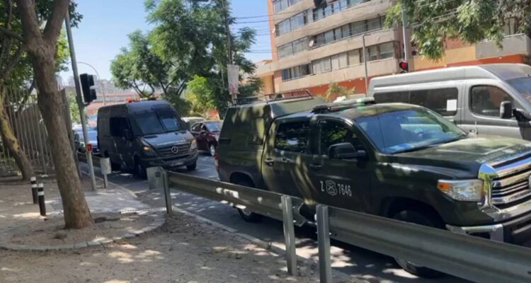 Sujetos se lanzan al río Mapocho para evitar ser detenidos: fracasaron y terminaron atrapados