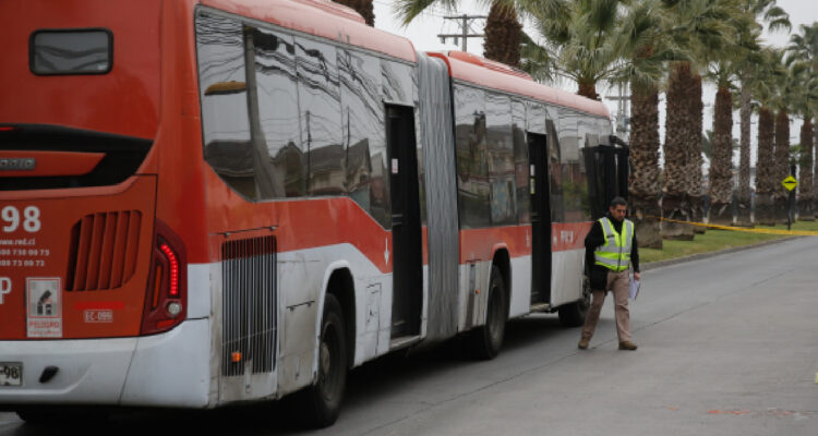 Detienen a chofer de bus RED que conducía ebrio en Puente Alto: colisionó con vehículo policial