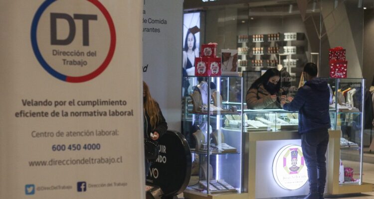 301 trabajadores para la casa: multan a malls y strip centers por infringir feriado por elecciones