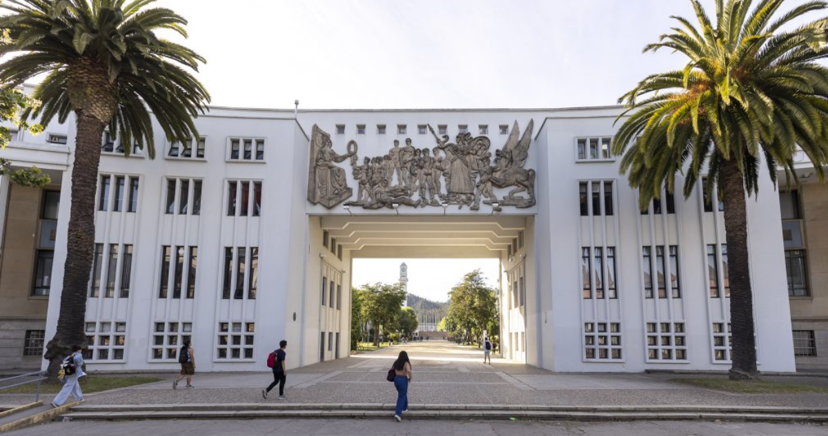 Hombres apuñalan a estudiante para robarle su teléfono en la UdeC: agresores tienen 13 y 17 años