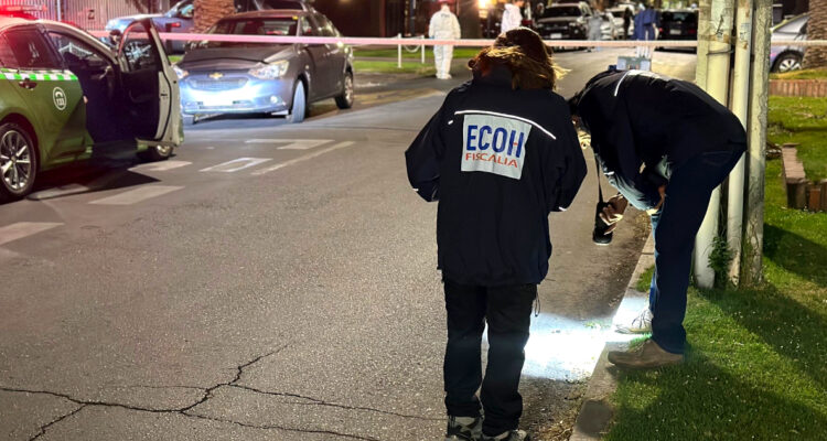Doble homicidio en La Pintana: hombre y mujer mueren baleados en antejardín de vivienda