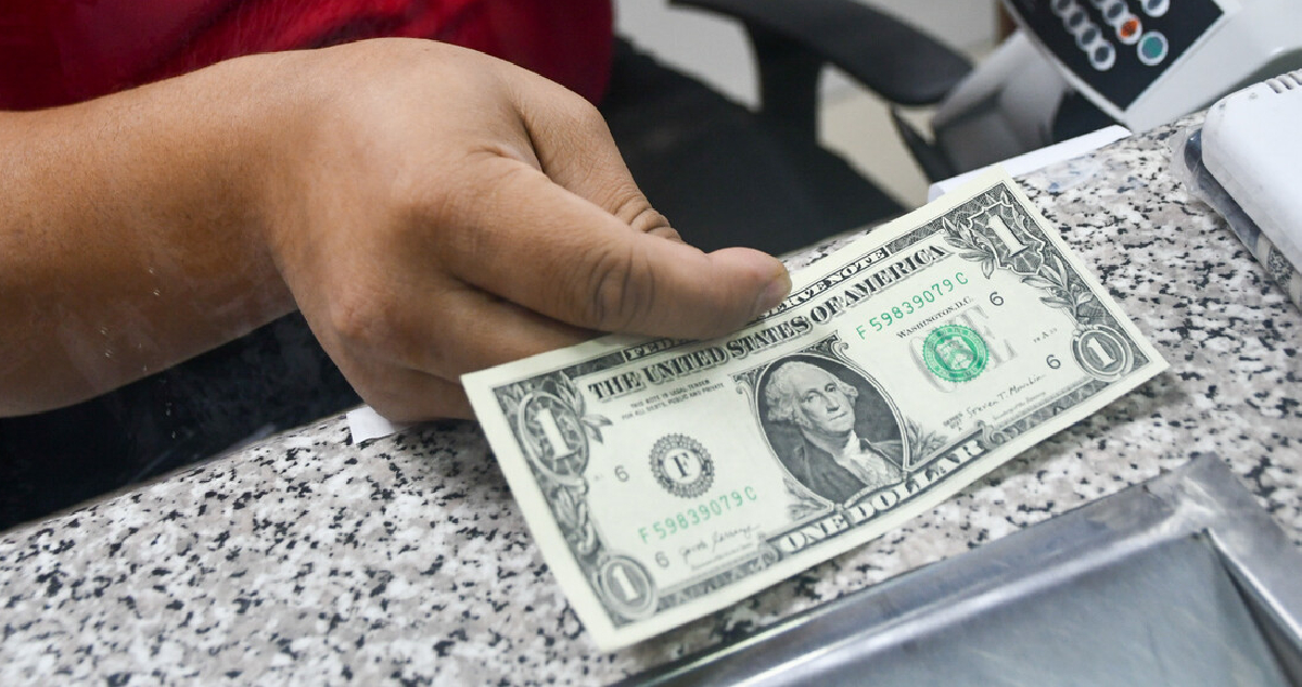 Tras decepcionantes datos de China: dólar sube $22 y toca su mayor valor al cierre en siete meses