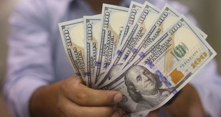 El dólar abre la semana con pocas variaciones mientras el precio del cobre busca recuperarse