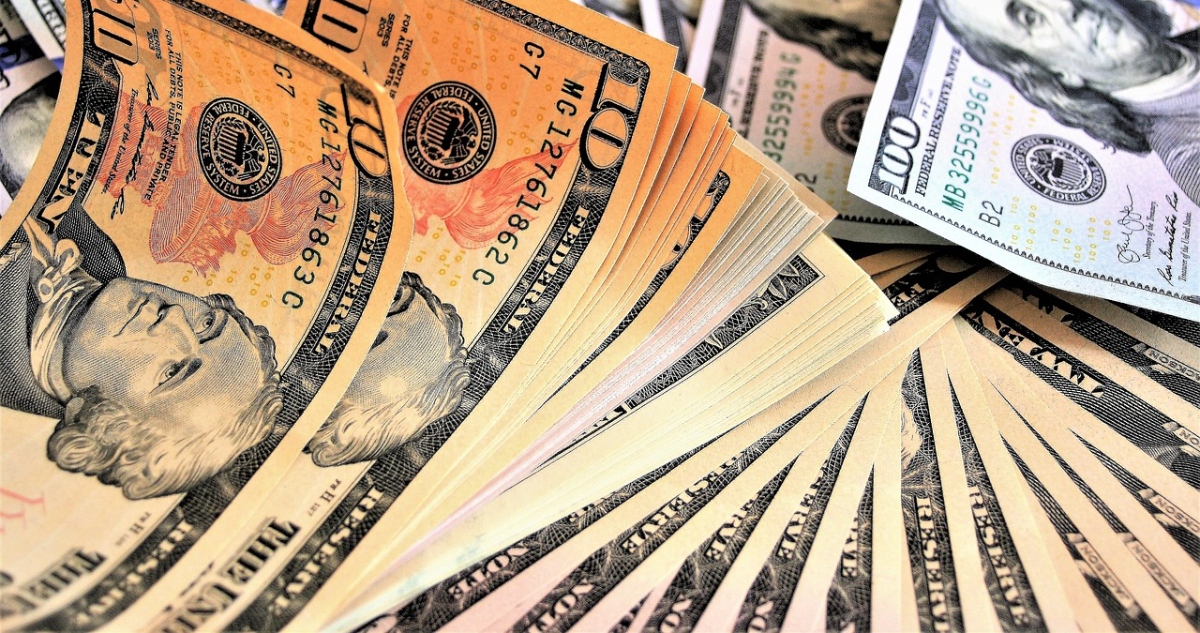 El dólar sigue marcado por el efecto Donald Trump y se dispara casi $20 este lunes