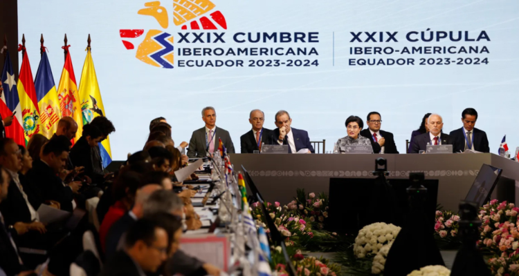Inicia Cumbre Iberoamericana en Ecuador con la asistencia más baja y sin presidentes de latinoamérica