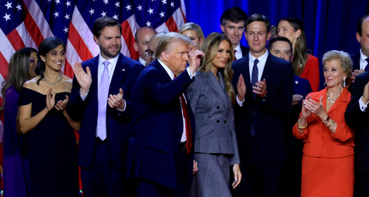 Donald Trump la noche del martes en Florida medio de resultados