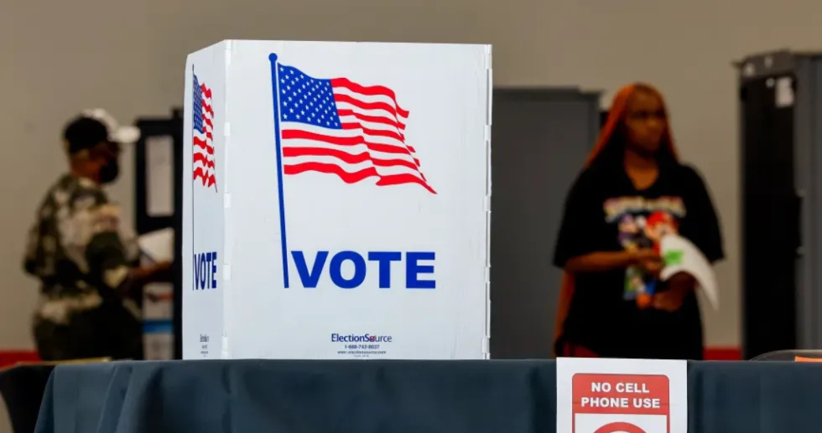 Comienzan a cerrar los primeros centros de votación en Estados Unidos