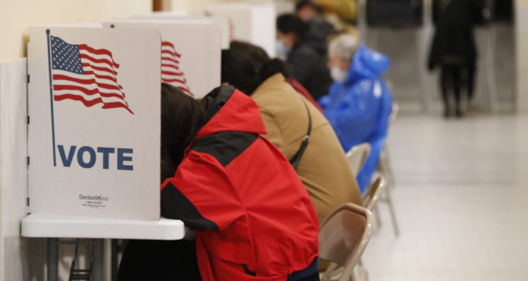 Amenazas de bomba obligaron a extender horario de cierre de votación en el mayor condado de Georgia