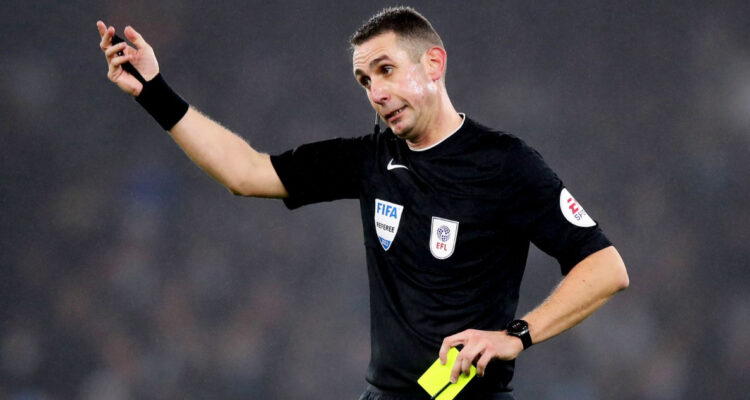 El árbitro David Coote dirigiendo en Inglaterra