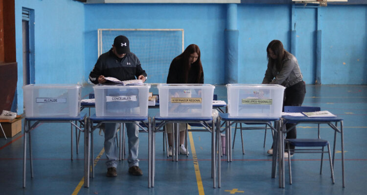 La DT remarca a empleadores que este domingo será feriado en las 11 regiones con segunda vuelta