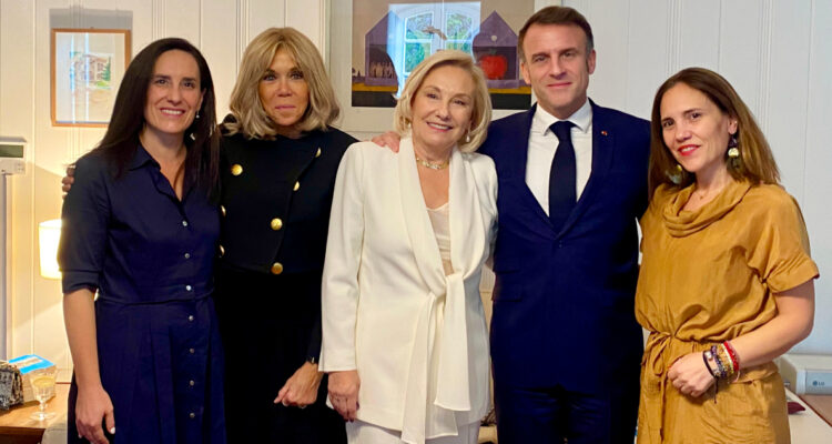 Emmanuel Macron sostuvo íntimo encuentro con viuda e hijas del expresidente Sebastián Piñera