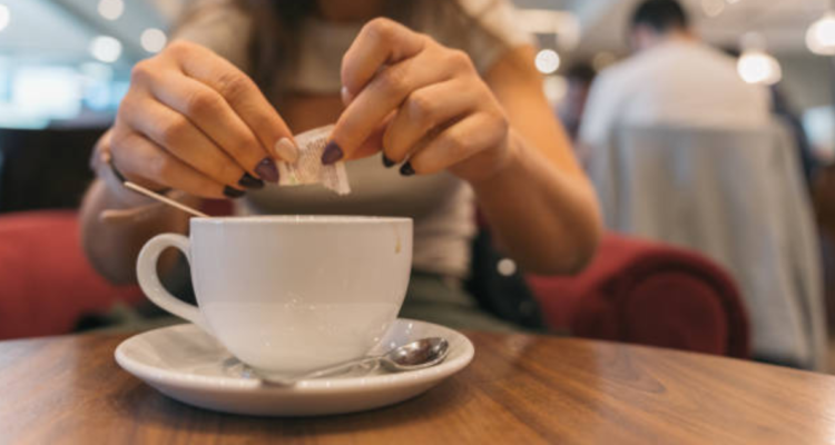 Estudio alerta sobre endulzantes artificiales que causarían la muerte de células intestinales