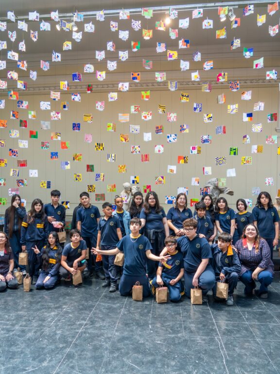 Más de 300 escolares crean obra colectiva en honor a Matilde Pérez, pionera del arte cinético en Chile