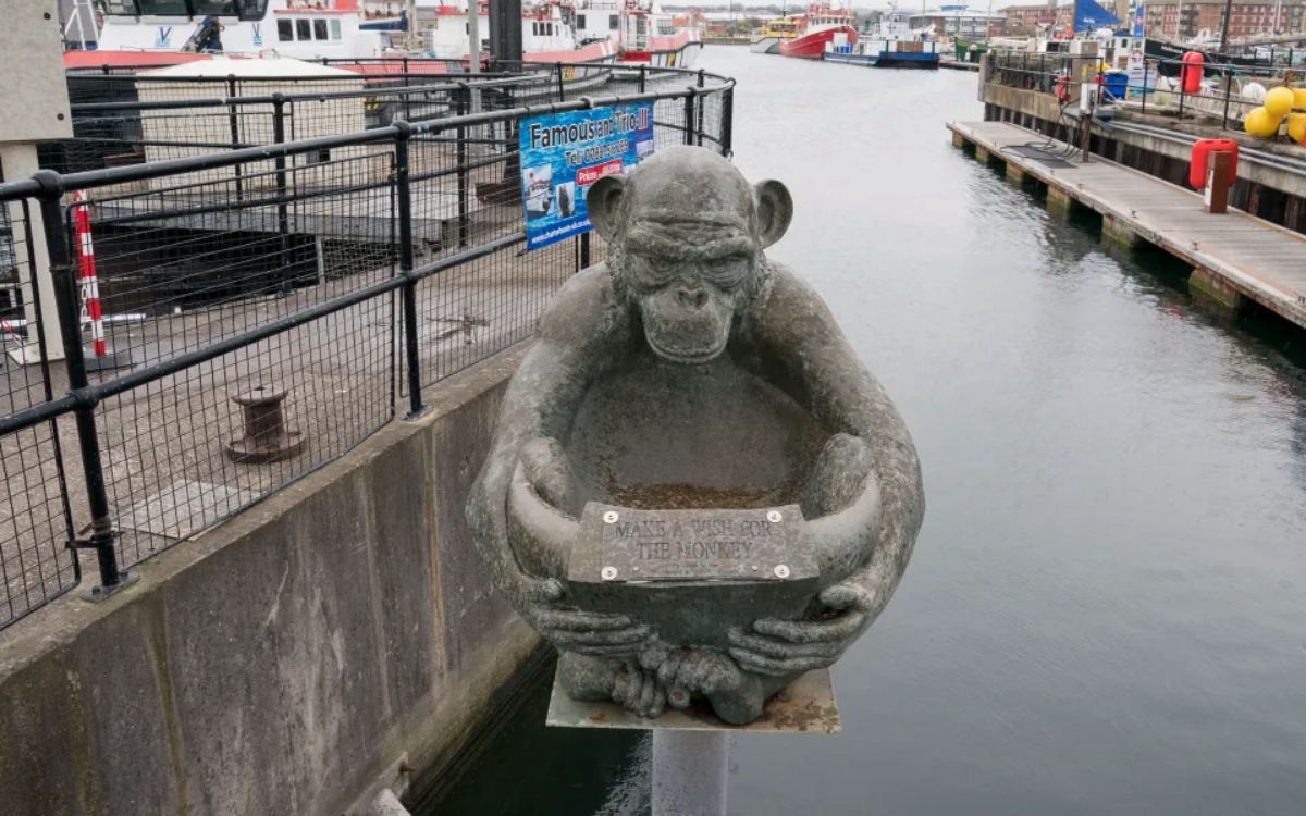 Estatua de un mono ubicada en el puerto de Hartlepool