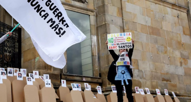 Manifestantes a favor y en contra del acuerdo de paz el martes 29 de noviembre de 2016