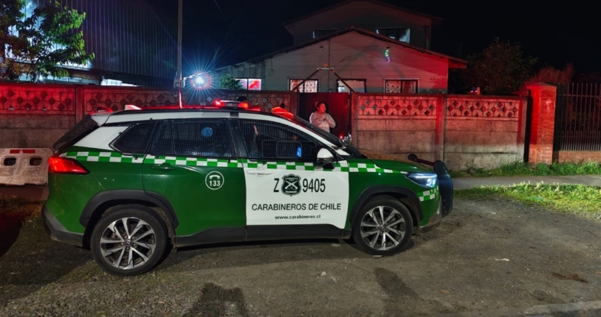 Vehículo de Carabineros en inmueble donde ocurrió femicidio en Lautaro