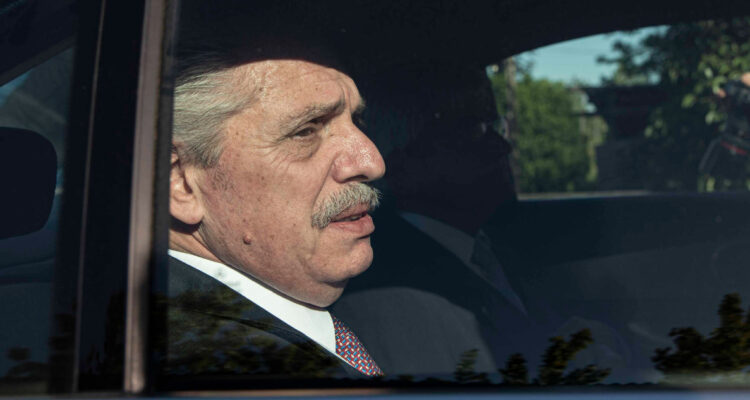 Acusan al expresidente Fernández de enviar mensajes “perturbadores” a Fabiola Yáñez