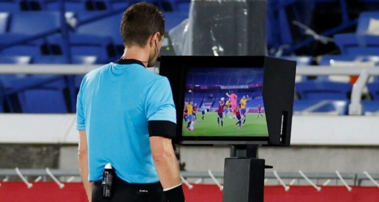 FIFA analiza eliminar el VAR y empezar a utilizar el 