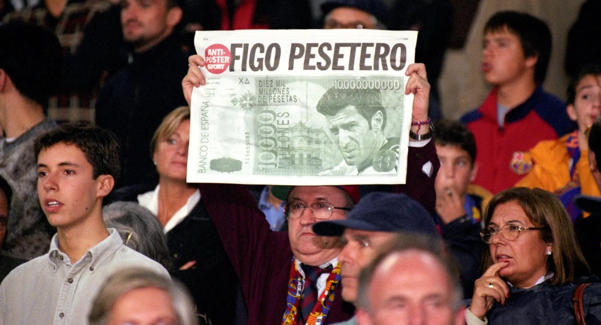 Pancartas contra Figo en el Camp Nou