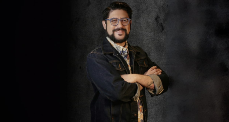 Francisco Orrego posando con una de sus tradicionales guayaberas y su chaqueta.