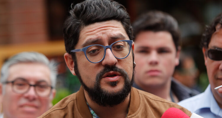 “Mofándose de una enfermedad mental”: F. Orrego responde a dichos de Mirosevic contra su candidatura