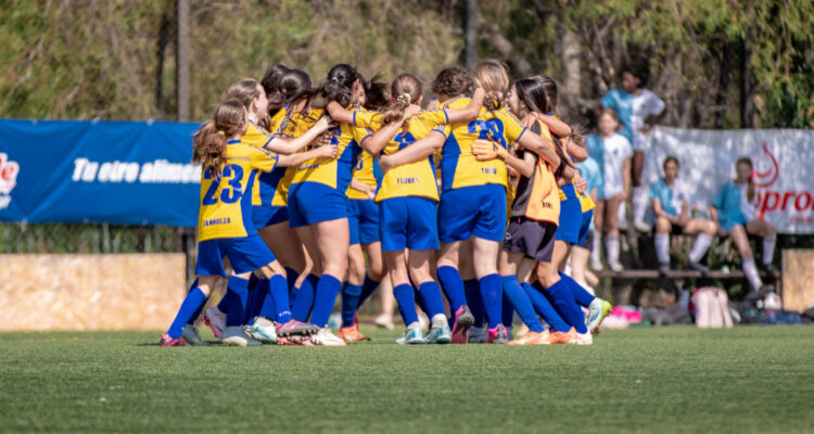 Fútbol Soprole UC: Jugadoras del Colegio Carampangue festejan título al vencer al SS.CC. Manquehue