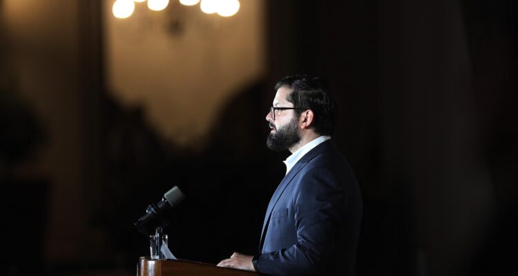 “Austeridad en el triunfo”: el diseño sin invitados de La Moneda para discurso de Boric post elección