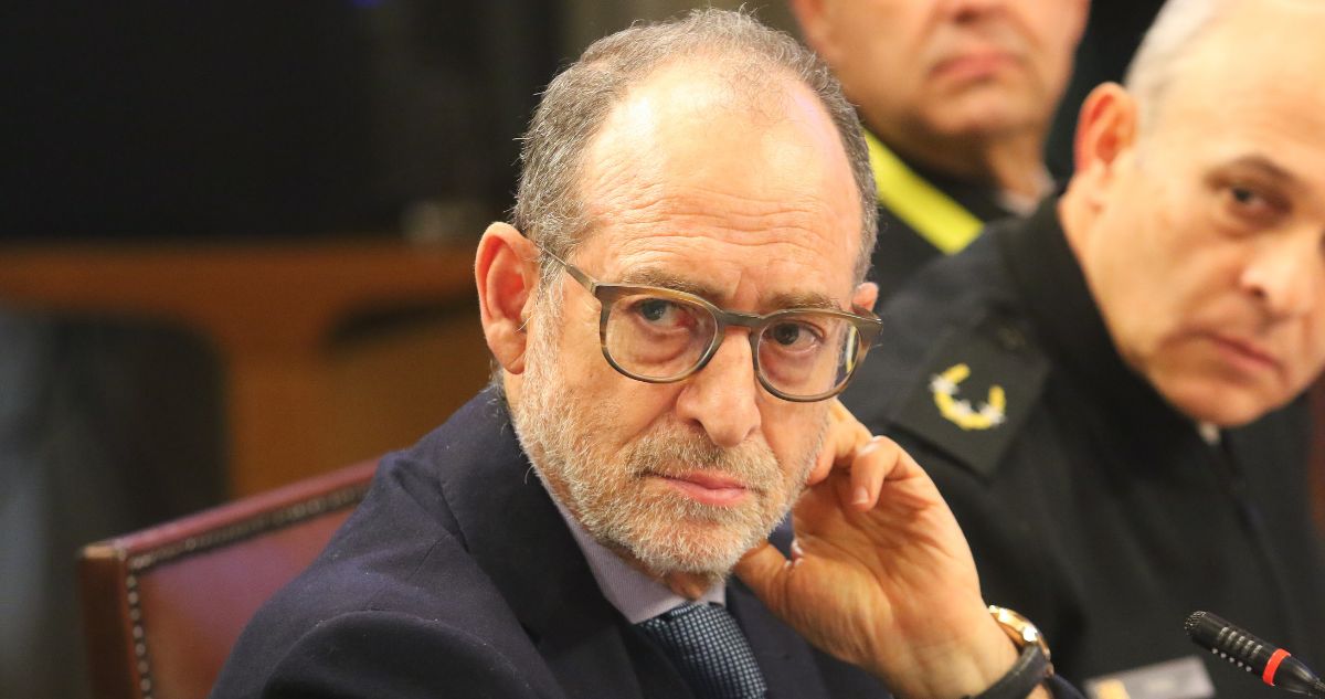 Funcionarios de Subsecretaría para las FF.AA acusan alza de sueldos de asesores y un mal clima laboral