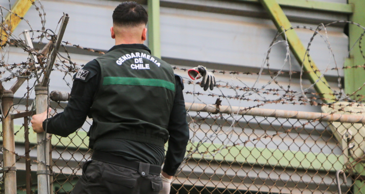 Funcionarios de Gendarmería llegan a acuerdo con el Gobierno y terminan paro de cuatro días