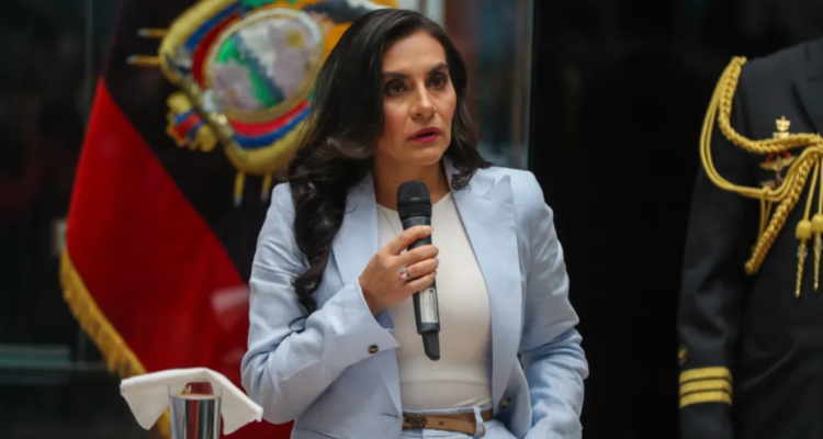 Ecuador suspende por 5 meses sin sueldo a su vicepresidenta por 