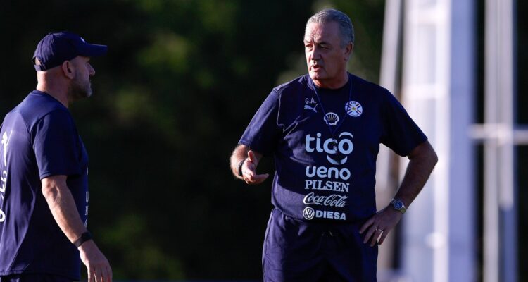 Gustavo Alfaro, DT de Paraguay, comparó a Argentina con la humedad.